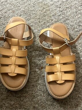 Universal Thread Tan Strappy Platform Sandals
